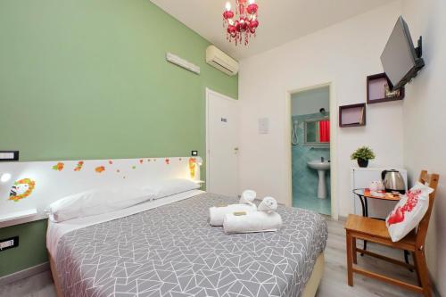 Una cama o camas en una habitación de Lucky Holiday Rooms