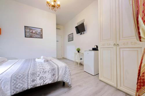 Una cama o camas en una habitación de Lucky Holiday Rooms