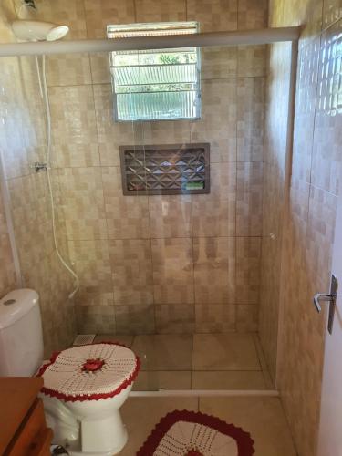 a bathroom with a shower with a toilet at Casa p fim de semana p 6 pessoas 12km, do centro de urupema in Urupema