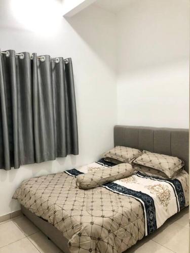 a bedroom with two twin beds in a room at Salak Pekerti Homestay KLIA KLIA2 in Sepang