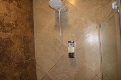 een douche met zeepdispenser in de badkamer bij Apartamento Violeta con Impresionante Vista al Mar in Playas