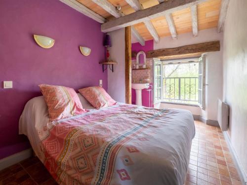 1 dormitorio con paredes moradas y 1 cama en una habitación en Beautiful holiday home in Salles with Garden, en Salles