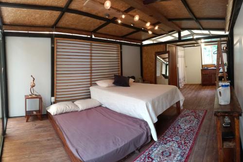 1 dormitorio con 1 cama y un banco en una habitación en Zil-Kaab Hidden Glamping Village, en Tulum