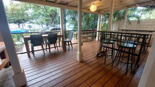 a screened in porch with a table and chairs at Hotel M&M Beach House in Coco