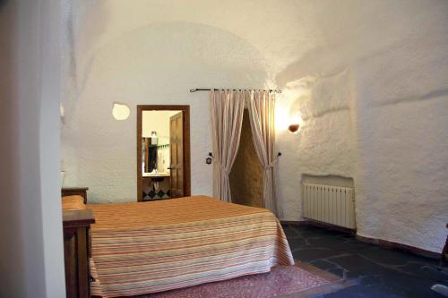 A bed or beds in a room at Cuevas Del Zenete