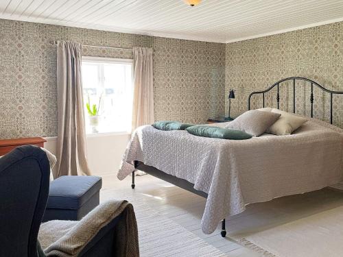 um quarto com uma cama grande e uma janela em Holiday home MARIESTAD X em Mariestad
