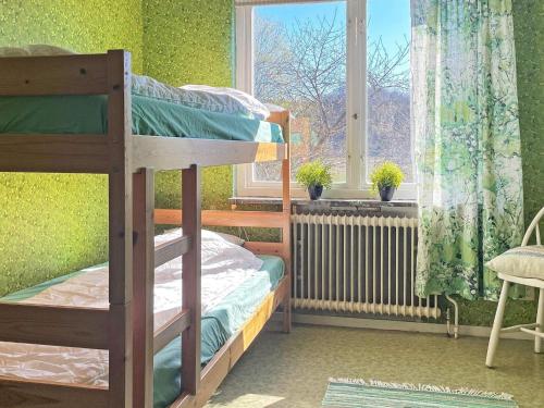Двухъярусная кровать или двухъярусные кровати в номере Holiday home Ödsmål II