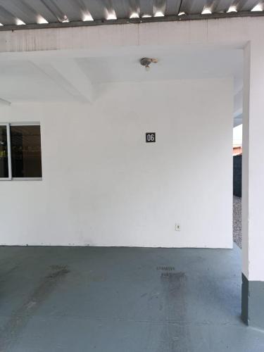 eine leere Garage mit einer weißen Wand in der Unterkunft Apartamento Inteiro jardim Iririú in Joinville