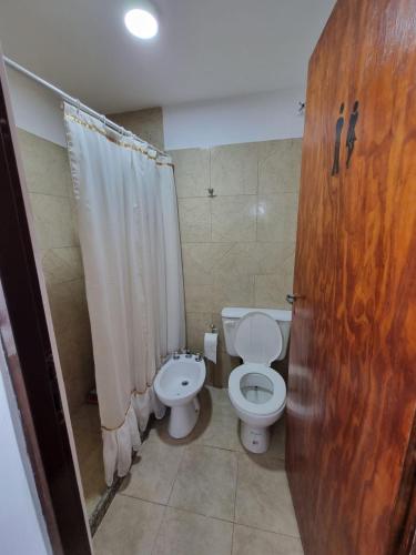 un baño con inodoro y lavabo en Departamento Capital II, en La Rioja