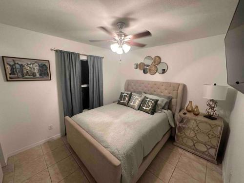 una camera da letto con un letto e un ventilatore a soffitto di 2/1 Naples Hideaway a Naples