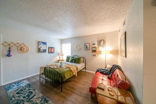 a bedroom with a bed and a couch in a room at The Joplin House - Austin - Zilker Park Studio in Austin