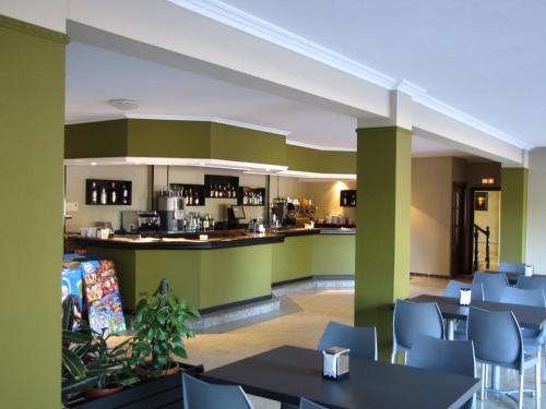 Lounge alebo bar v ubytovaní Duerming Montalvo Playa Hotel