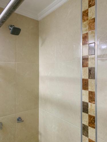 Un baño de Habitación Queen