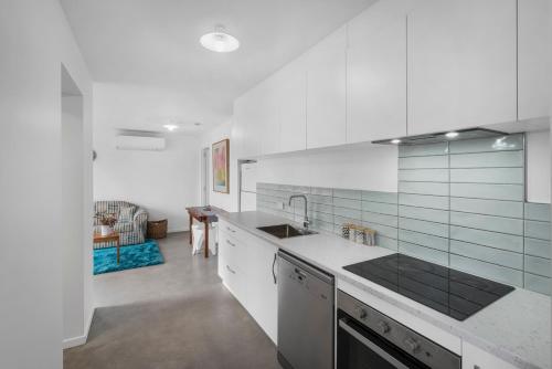 Dapur atau dapur kecil di Cosy Cottesloe - Mount Wellington View - Free Parking - Free WIFI