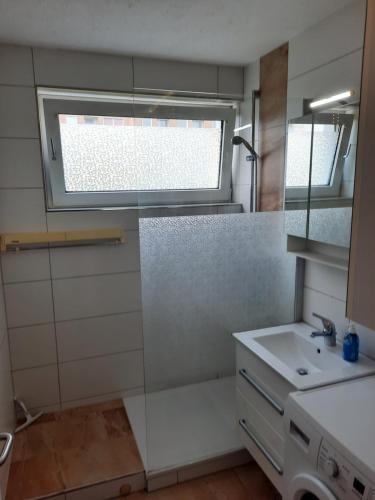 eine kleine Küche mit einem Waschbecken und einem Fenster in der Unterkunft C. Leuci in Hannover