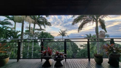 un balcón con macetas y palmeras en Refúgio do Cacupé en Florianópolis