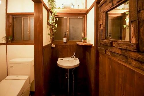 La salle de bains est pourvue d'un lavabo et de toilettes. dans l'établissement 1日1組様限定　「ホシナサトマチ 」, à Nagano