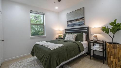 Schlafzimmer mit einem Bett und einem Fenster in der Unterkunft Vibrant Blue Luxury Apartment 2316 in New Orleans