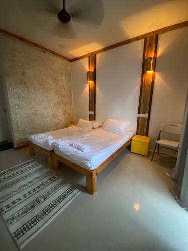 Holiday Home Himmafushi في هيمافوشي: غرفة نوم صغيرة مع سرير في غرفة