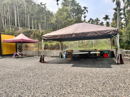 a tent with a picnic table in a gravel area at Tea King B&B in Yuchi