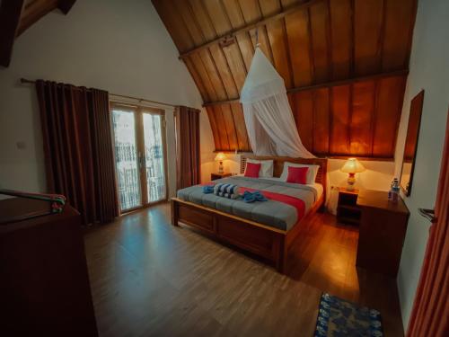 Postel nebo postele na pokoji v ubytování Uki village bungalows