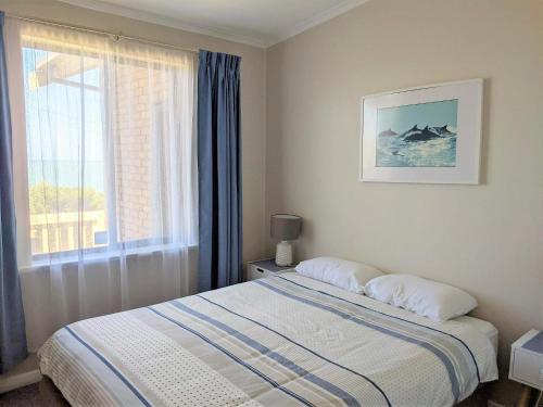 een slaapkamer met een bed en een groot raam bij Boomer - 4 Railway Tce, Port Elliot in Port Elliot