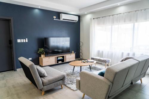 un soggiorno con TV, divano e sedie di Modern 3BR Home with Own Private Pool a Philipsburg
