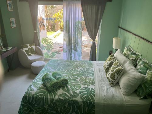 1 dormitorio con 1 cama y ventana grande en DICI Co-Living Housing Cabo San Lucas en Cabo San Lucas