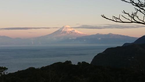 a mountain in the distance with a view of the water at Nishiizu Glamping Tenkuuterrace in Numazu