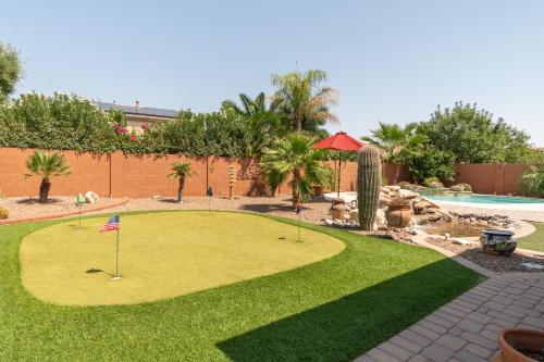 Taman di luar Oasis Villa With Pool, Putting Green & Pool Table