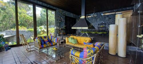 Cerro de Oro的住宿－Amankaya Atitlan，客厅配有一些椅子和桌子