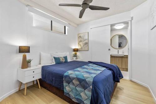 una camera con letto e ventilatore a soffitto di 1 Bedroom Central Mooloolaba Resort with Pool, Spa, Mini Golf a Mooloolaba