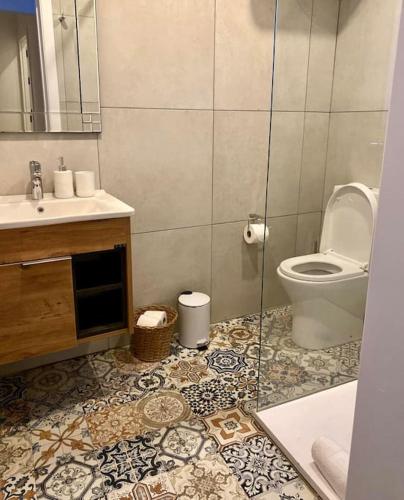 a bathroom with a toilet and a sink at Nikolina Flat in Xlendi