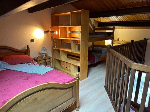 een slaapkamer met een stapelbed en een trap bij Chaleureux studio-mezzanine in Tende