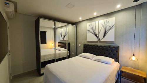 - une chambre avec 2 lits et un miroir dans l'établissement Apto Próximo ao Shopping, à Foz do Iguaçu