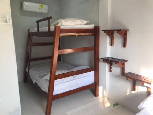 コベニャスにあるCabaña la Arenosaの二段ベッド2組が備わる客室です。