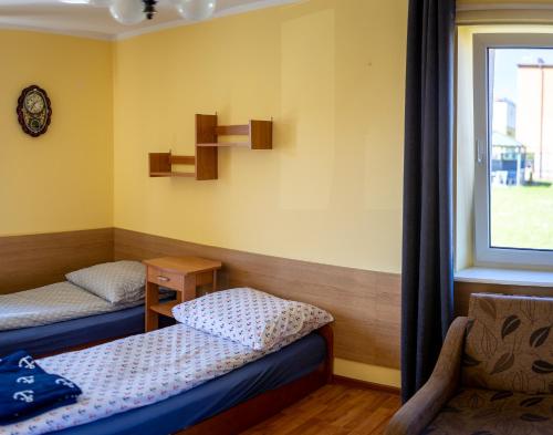 Zimmer mit 2 Betten und einem Fenster in der Unterkunft Pokoje całoroczne BONUS SALUS in Władysławowo
