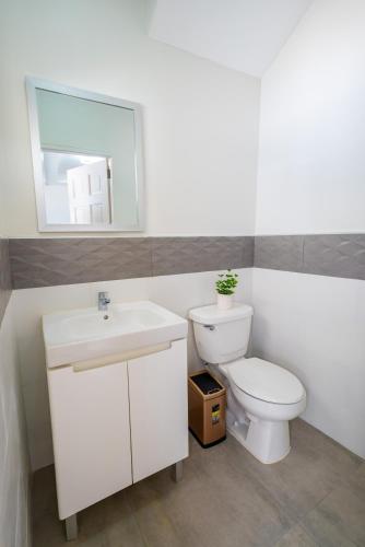 Bagno di Modern 3BR Home with Own Private Pool
