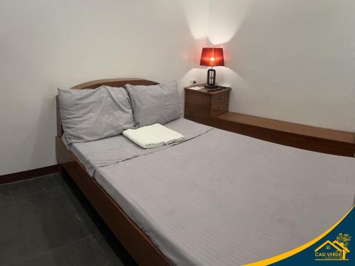 Ce lit se trouve dans un dortoir doté d'une lampe. dans l'établissement Casi Verde Guest House, à Panglao