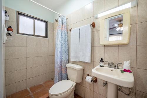 a bathroom with a toilet and a sink at Dolce Vita 7025 in Coco