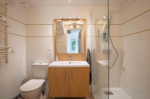 a bathroom with a toilet and a sink and a shower at Villa entière "L'escale Montpelliéraine" in Montpellier