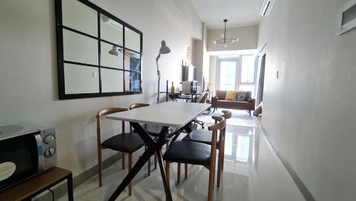 Posezení v ubytování Luxe Bonifacio Global City Taguig Uptown Condo Hotel 1 BR Suite