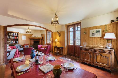 d'un salon avec une table et des plaques de cuisson. dans l'établissement Grand Chalet des Moussoux - Happy Rentals, à Chamonix-Mont-Blanc