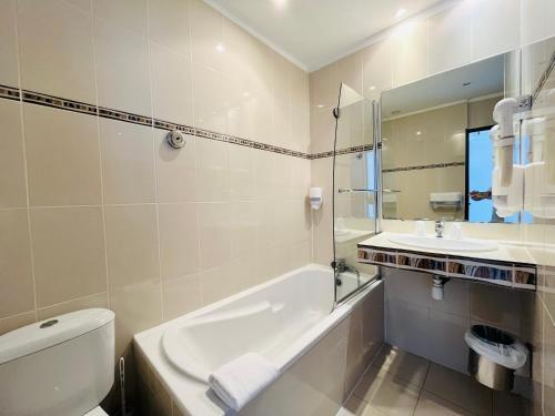 パラヴァ・レ・フロにあるLes Alizesのバスルーム(洗面台、トイレ、鏡付)