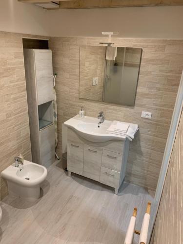 ein Bad mit einem Waschbecken und einem WC in der Unterkunft Casa Dondini in Bologna