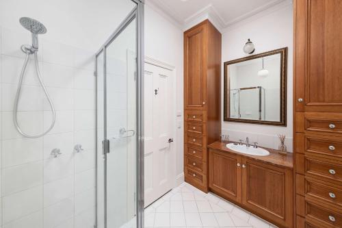 bagno con doccia, lavandino e specchio di Oscars Waterfront Boutique Hotel a Port Fairy