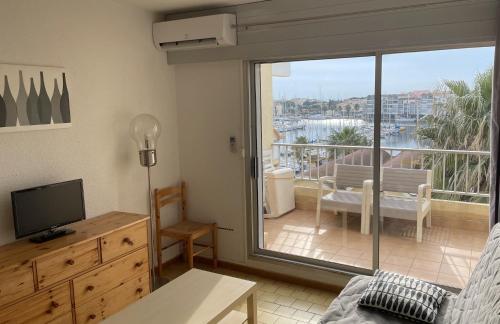 Vue ensoleillée sur le port de Gruissan