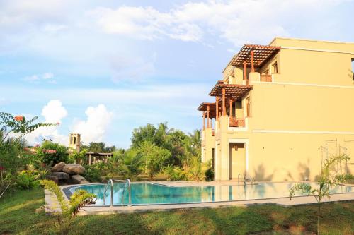 Villa con piscina al lado de una casa en Paddyway Resort, en Arugam Bay