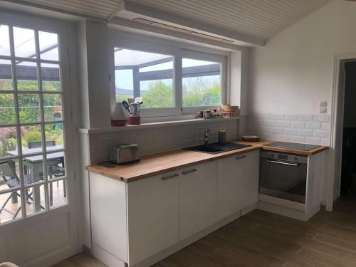 Kuchyňa alebo kuchynka v ubytovaní La Maison Familiale Ladou