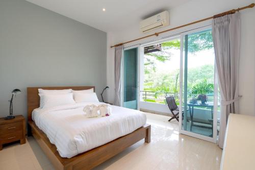 En eller flere senge i et værelse på 1Br Poolside Apartment, Long Beach, Lanta Sport Resort 104